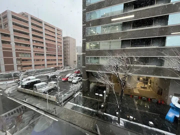 事務所の窓から見た雪の日の景色
