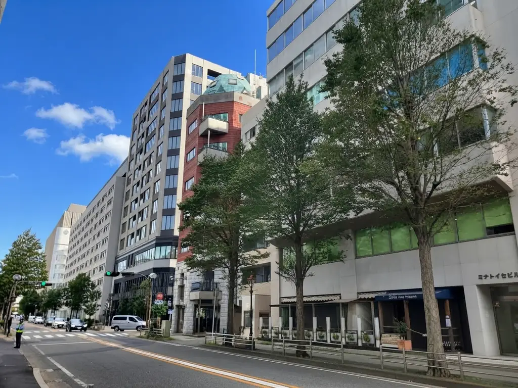 事務所が入居するミナトイセビルの外観（右手前の建物）